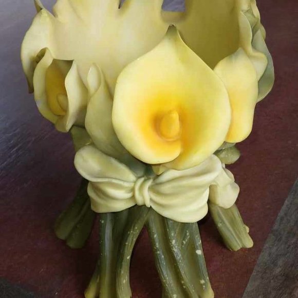 Gorgeous Bunch of Yellow Calla Lilies Flower Sculped Resin Vase/Holder - Picture 9 of 12